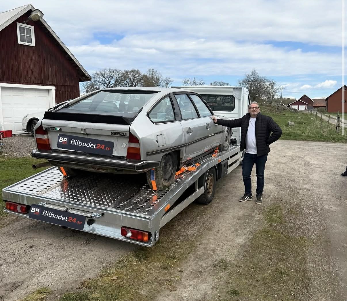 Skrotbil som kan hämtas av Bilbudet24